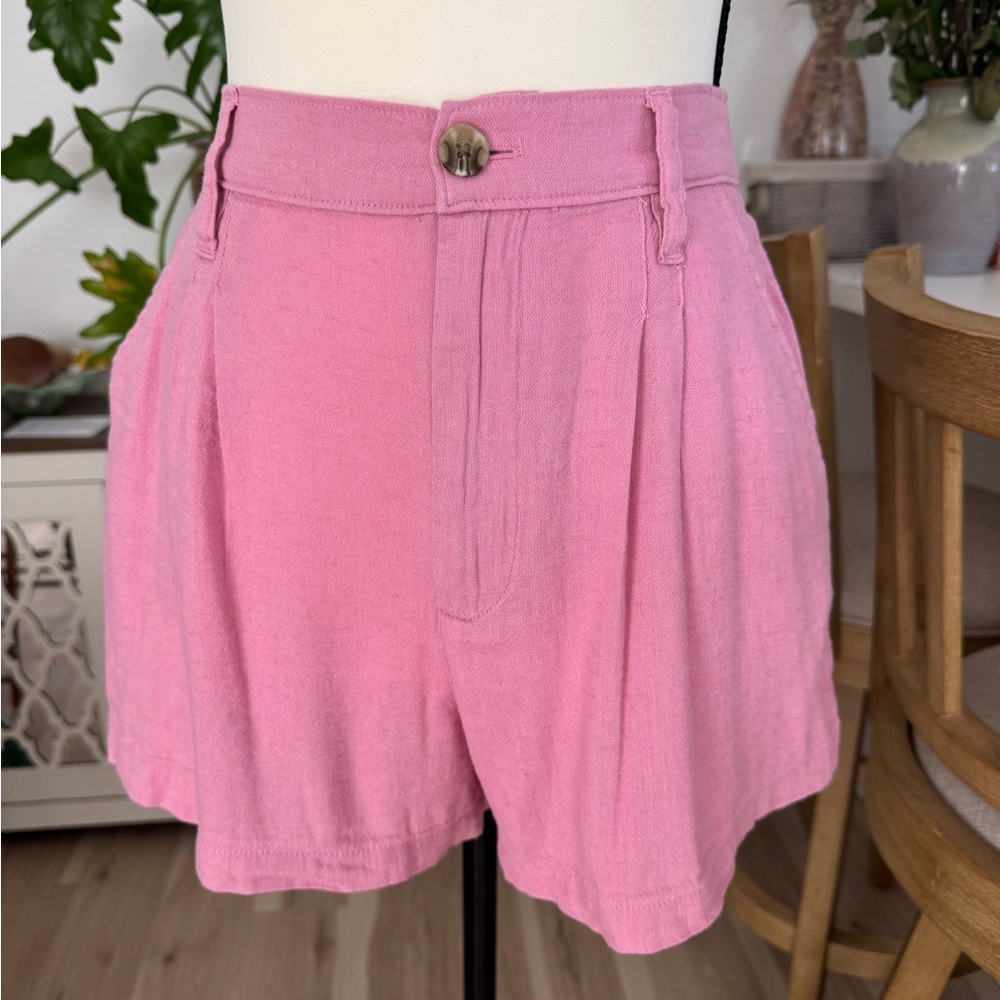 Hollister High-Waisted Shorts – Pink
Size: Small